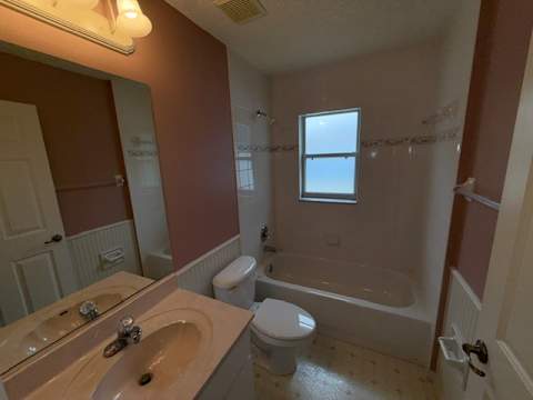 5304 SE 15th Ct — Bathroom