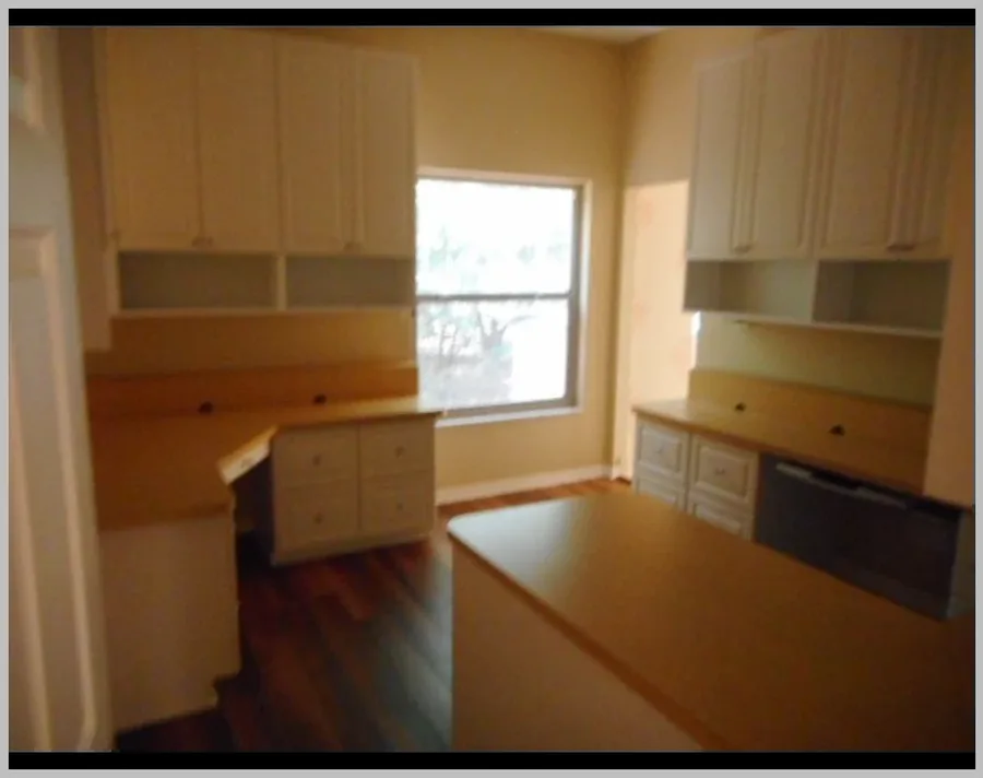 2210 SE Laurel Run Dr — Kitchen