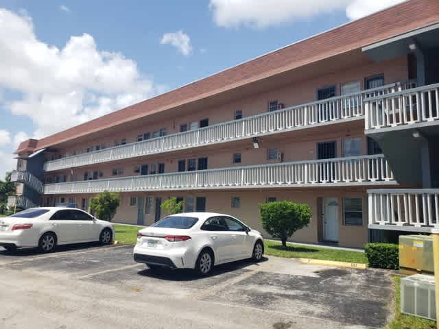 18555 NE 14 Ave Apt 502 photo 1