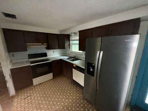 1050 Beach Ln — Photo 9