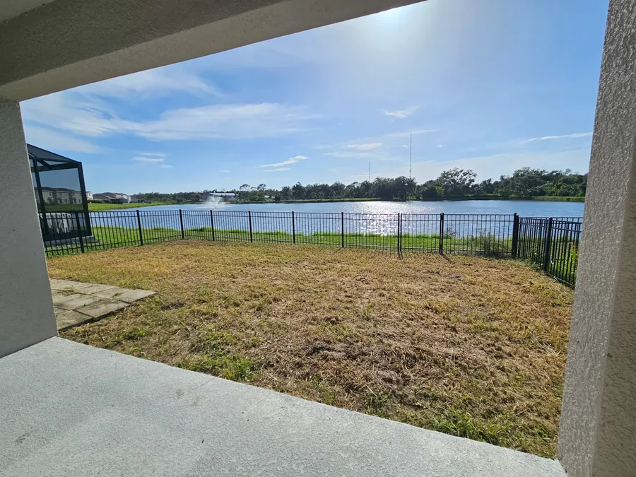 2812 Rock Sound St photo 3