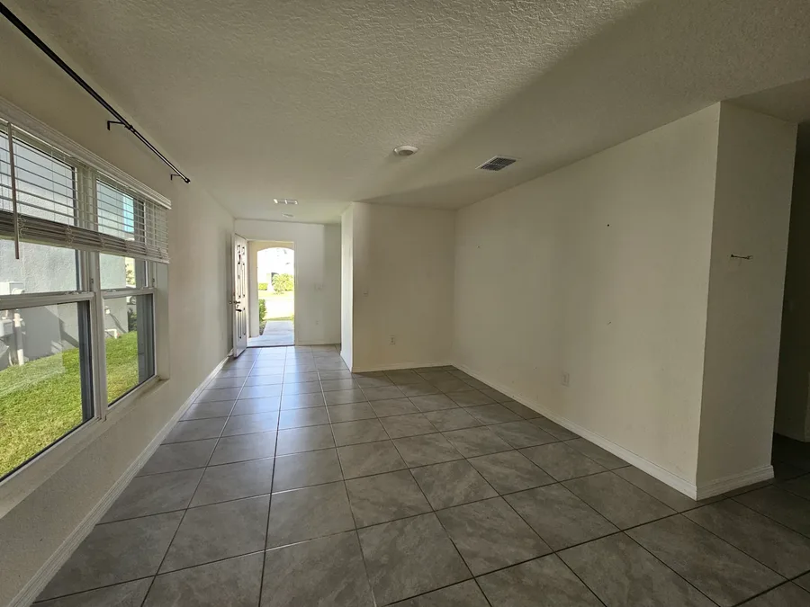 2812 Rock Sound St — Entryway