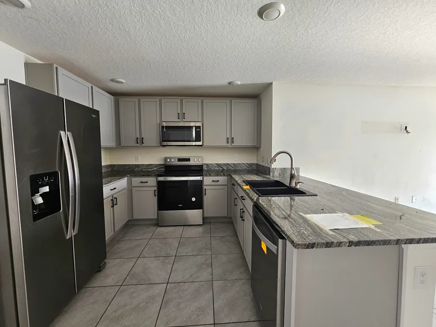 2812 Rock Sound St — Kitchen